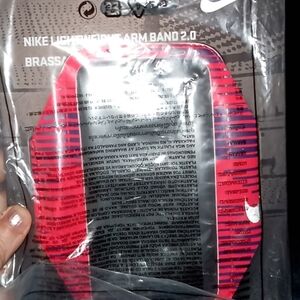 Nike lightweight armband 2.0